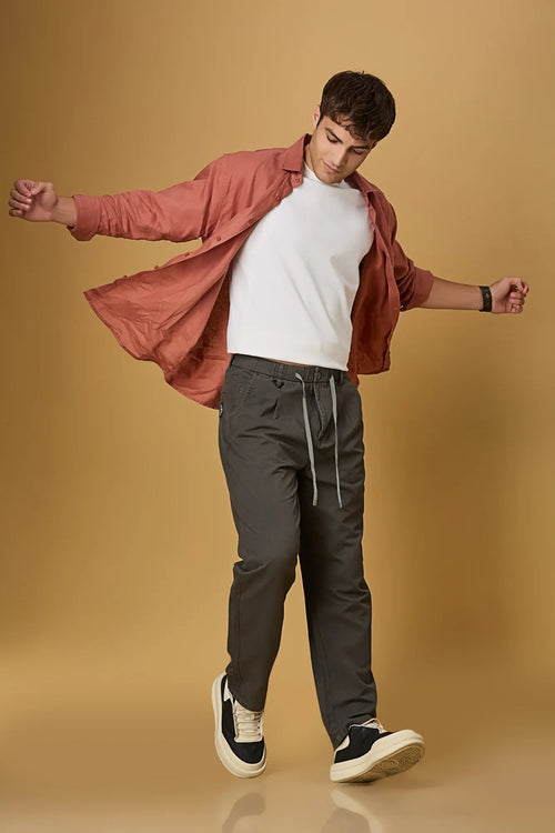 Men wearing LOFA grey trousers – modern comfort and all-day style.