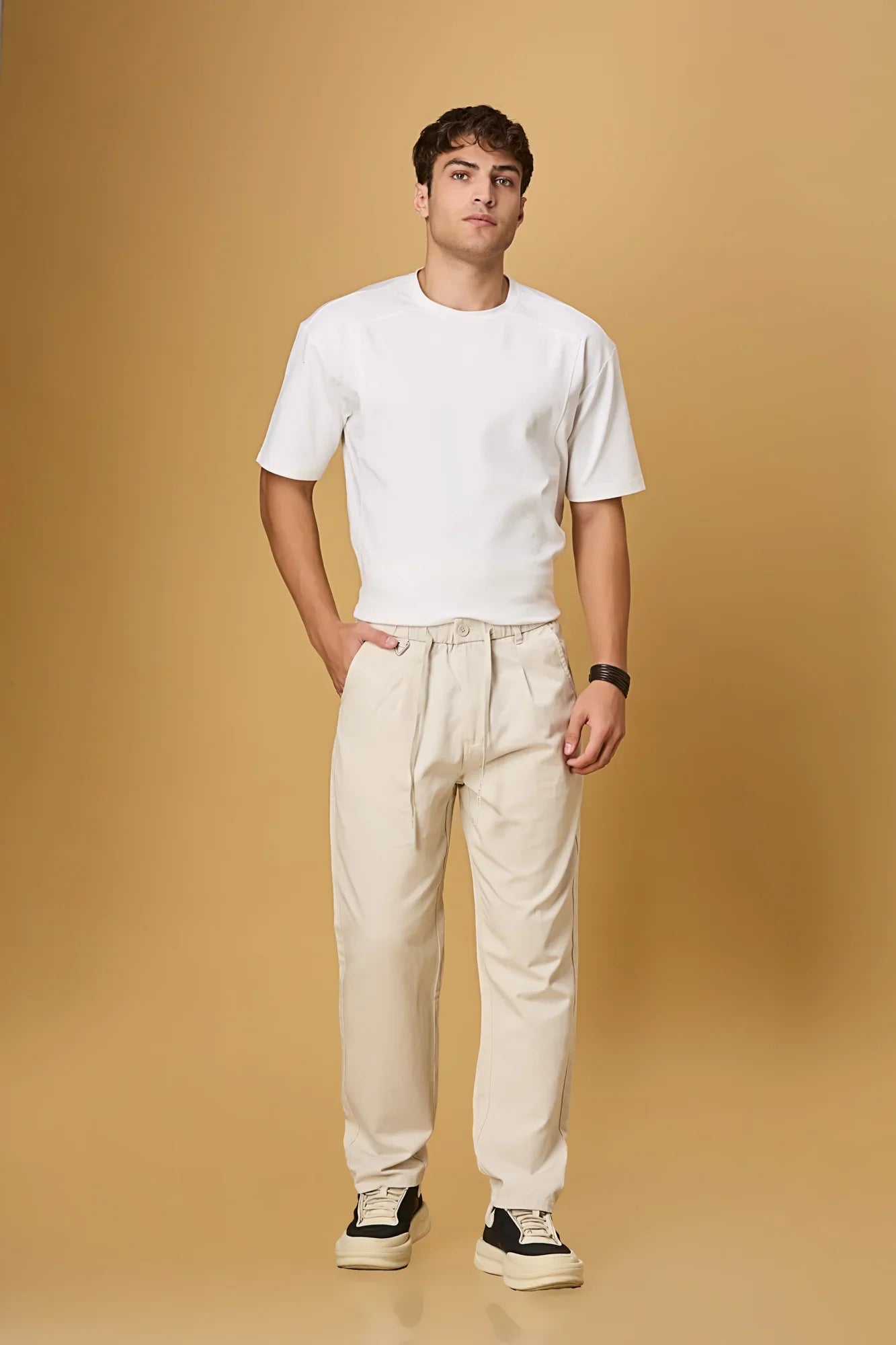 Men wearing LOFA beige trousers – modern comfort and all-day style.